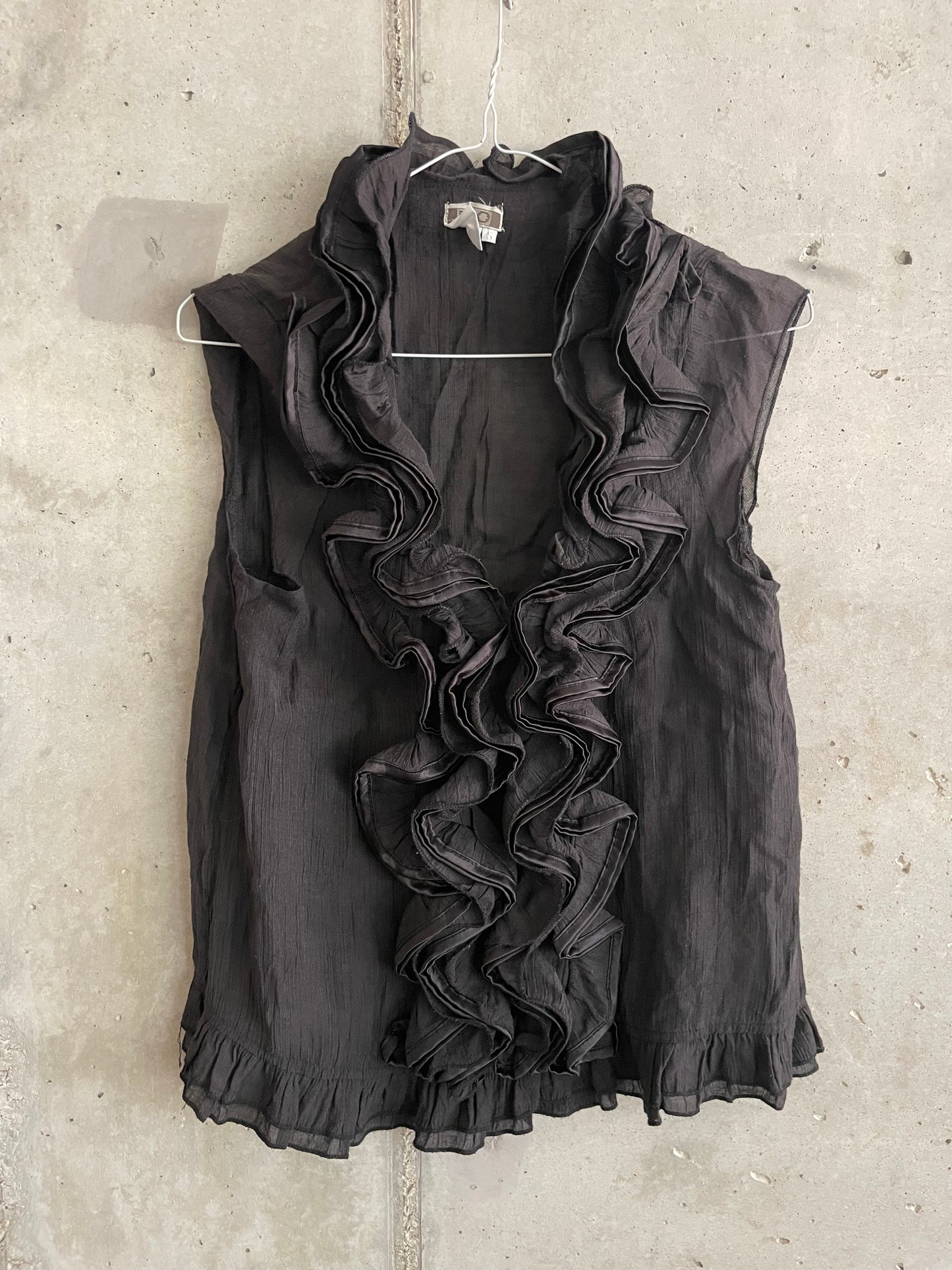 Sleveless ruffled blouse